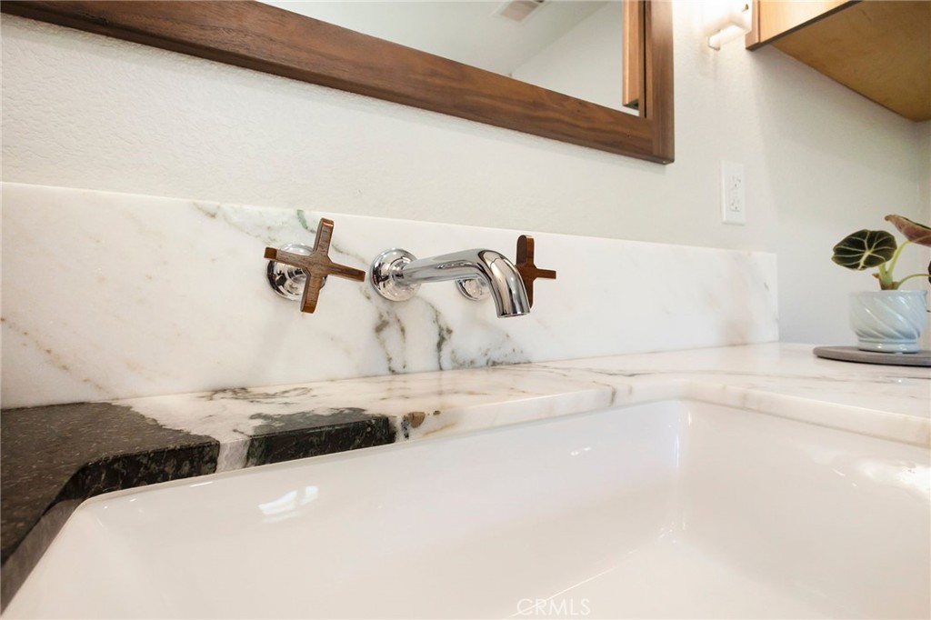 3731 Royal Mountain Road Oroville, CA 95965 - Photo 41 of 67 Upstairs En Suite Bedroom's Bathroom