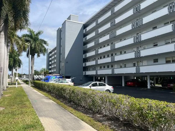 $1,900 | 1000 Northeast 14th Avenue, Unit 401, Hallandale Beach, FL 33009
