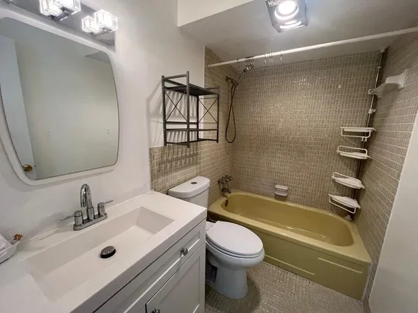 $1,900 | 1000 Northeast 14th Avenue, Unit 401, Hallandale Beach, FL 33009