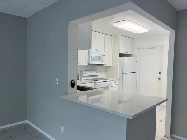 $1,900 | 1000 Northeast 14th Avenue, Unit 401, Hallandale Beach, FL 33009