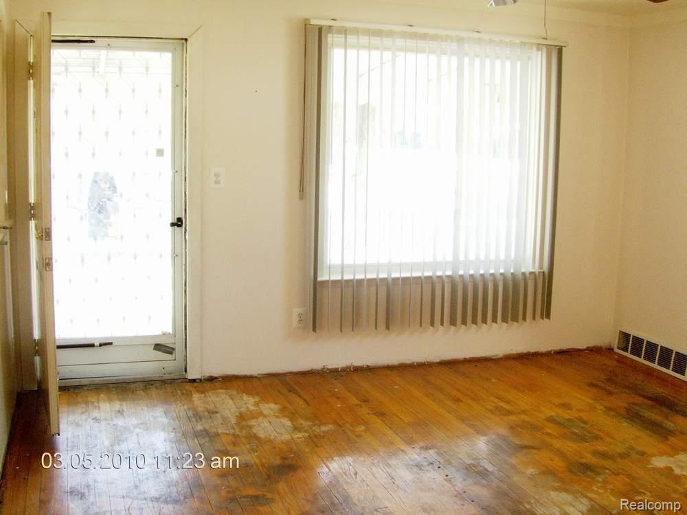 17521 Prospect Street Melvindale, MI 48122 - Photo 3 of 7 LIVING ROOM