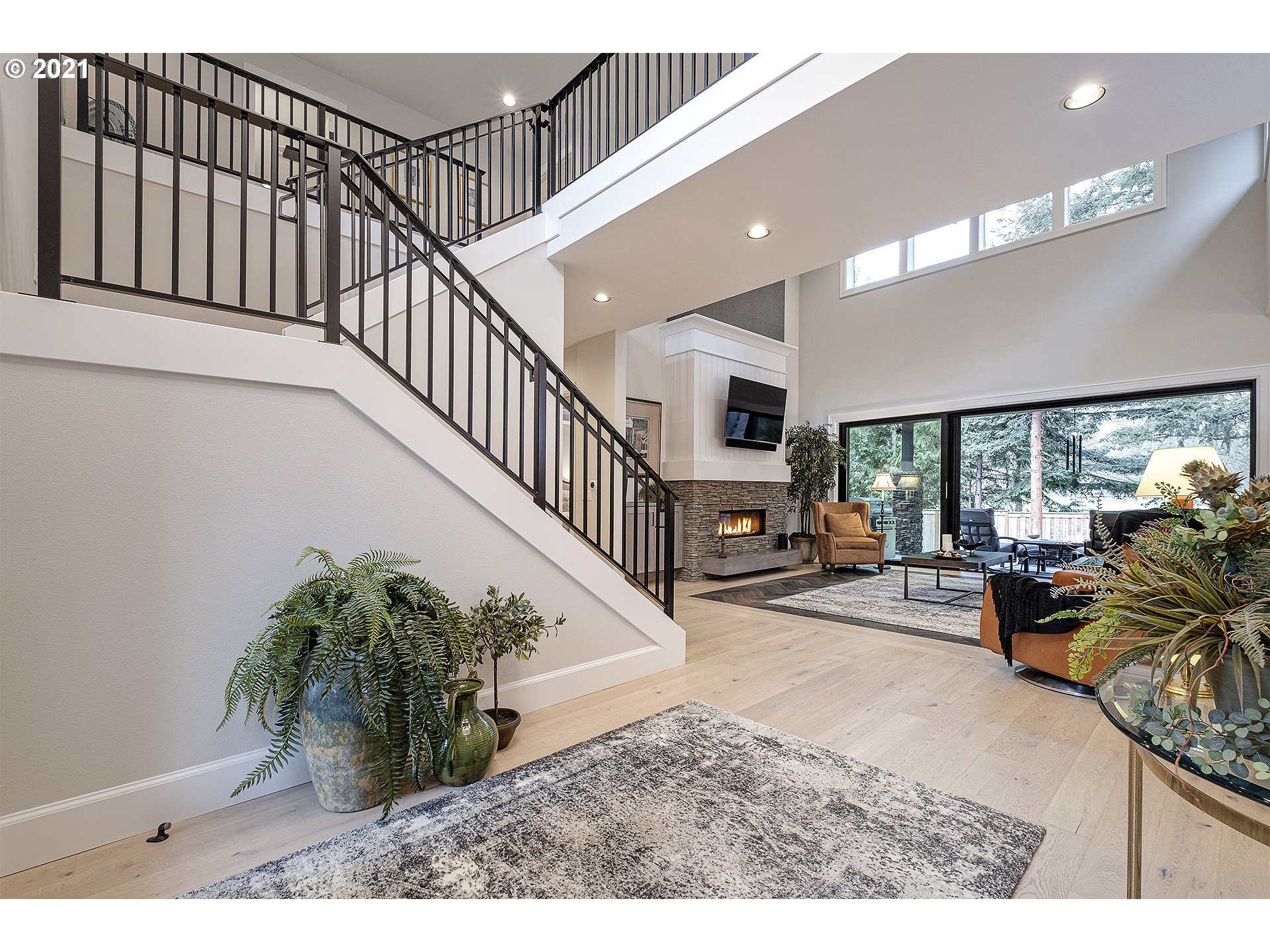 18977 Pilkington Road Lake Oswego, OR 97035 - Photo 9 of 32 Entrance/Foyer