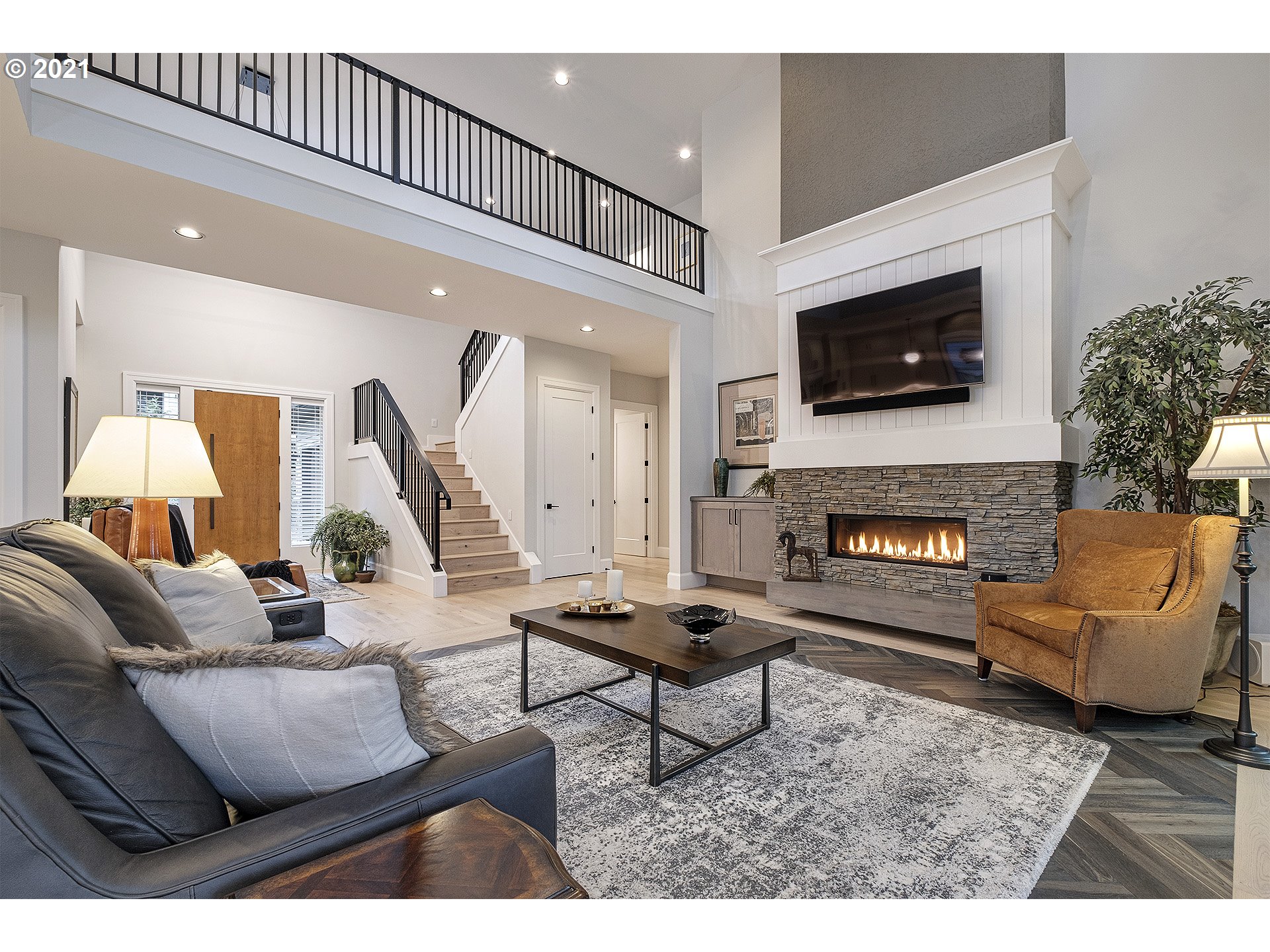 18977 Pilkington Road Lake Oswego, OR 97035 - Photo 10 of 32 Living Room