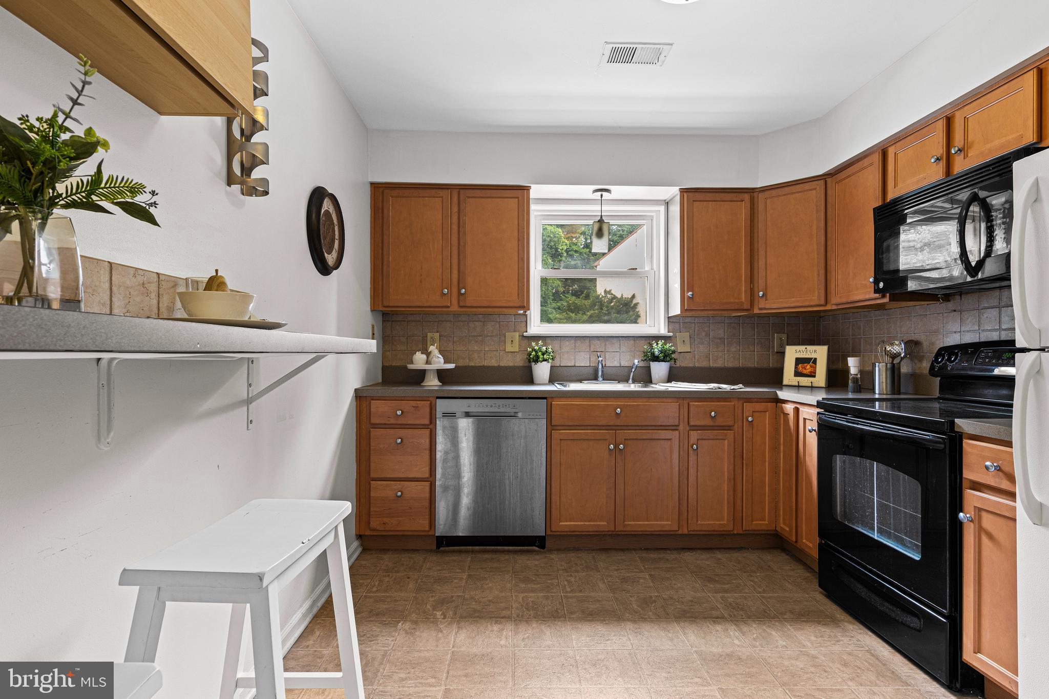 126 Eaton Drive Wayne, PA 19087 - Photo 15 of 38 Built-in Microwave