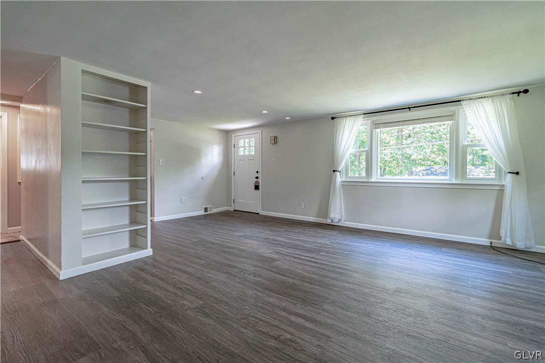 5573 Emmaus Road Emmaus, PA 18049 - Photo 10 of 33 Living room