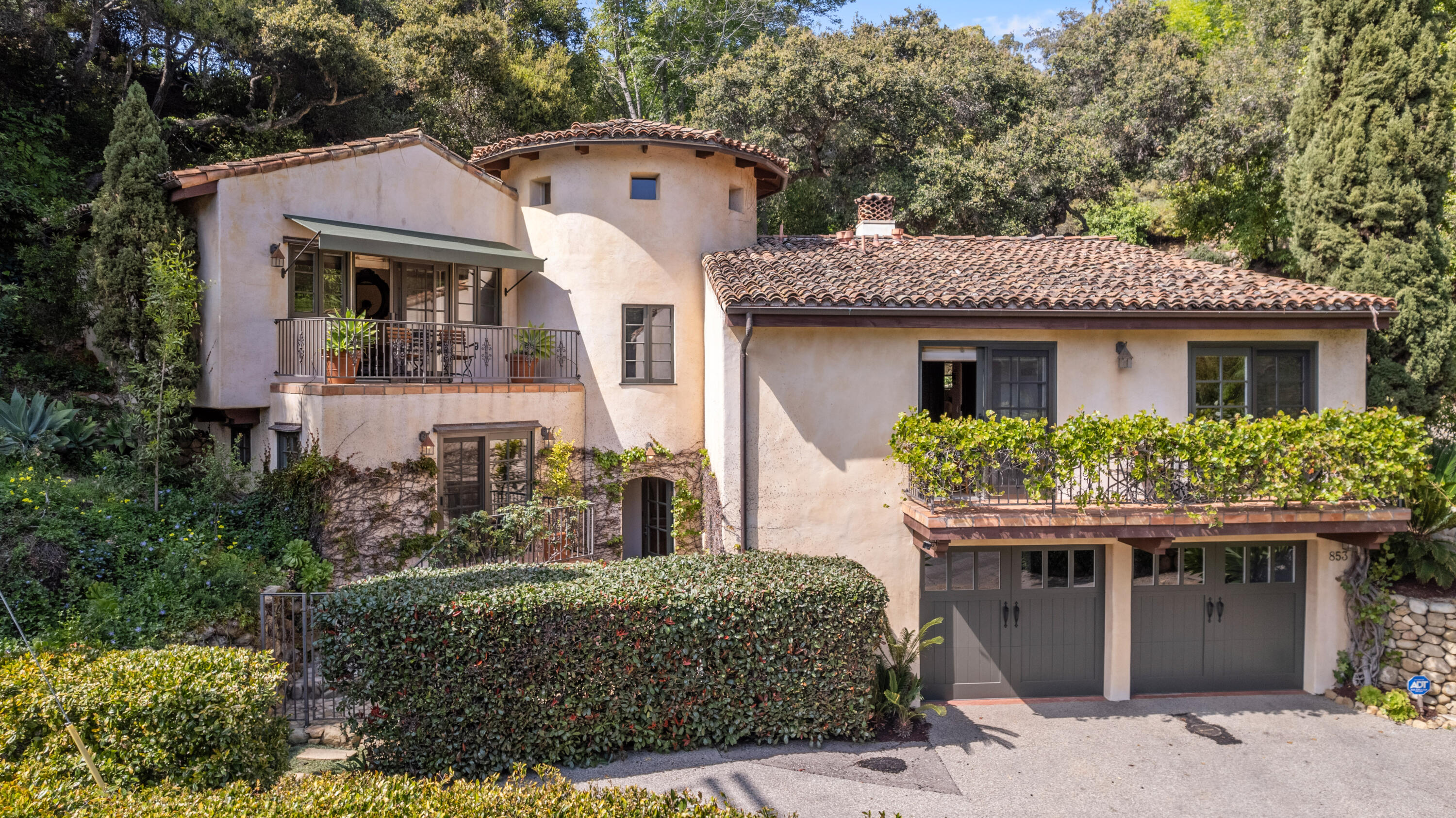 853 Jimeno Road Santa Barbara, CA 93103 - Photo 4 of 27 a front view of a house with garden