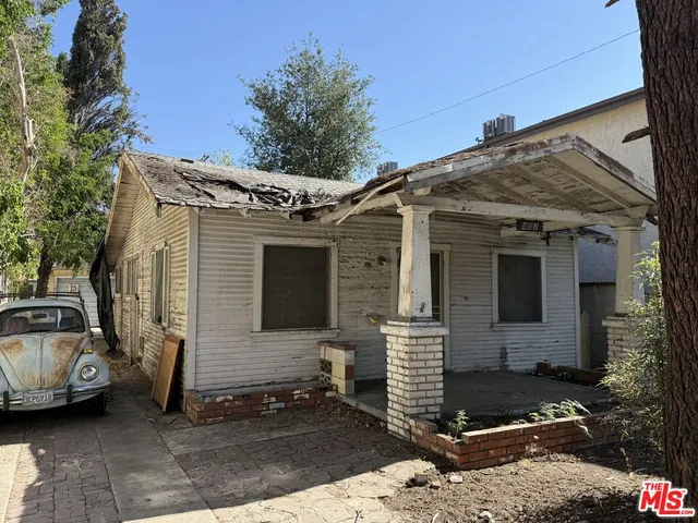 a view of a car park in front of house
