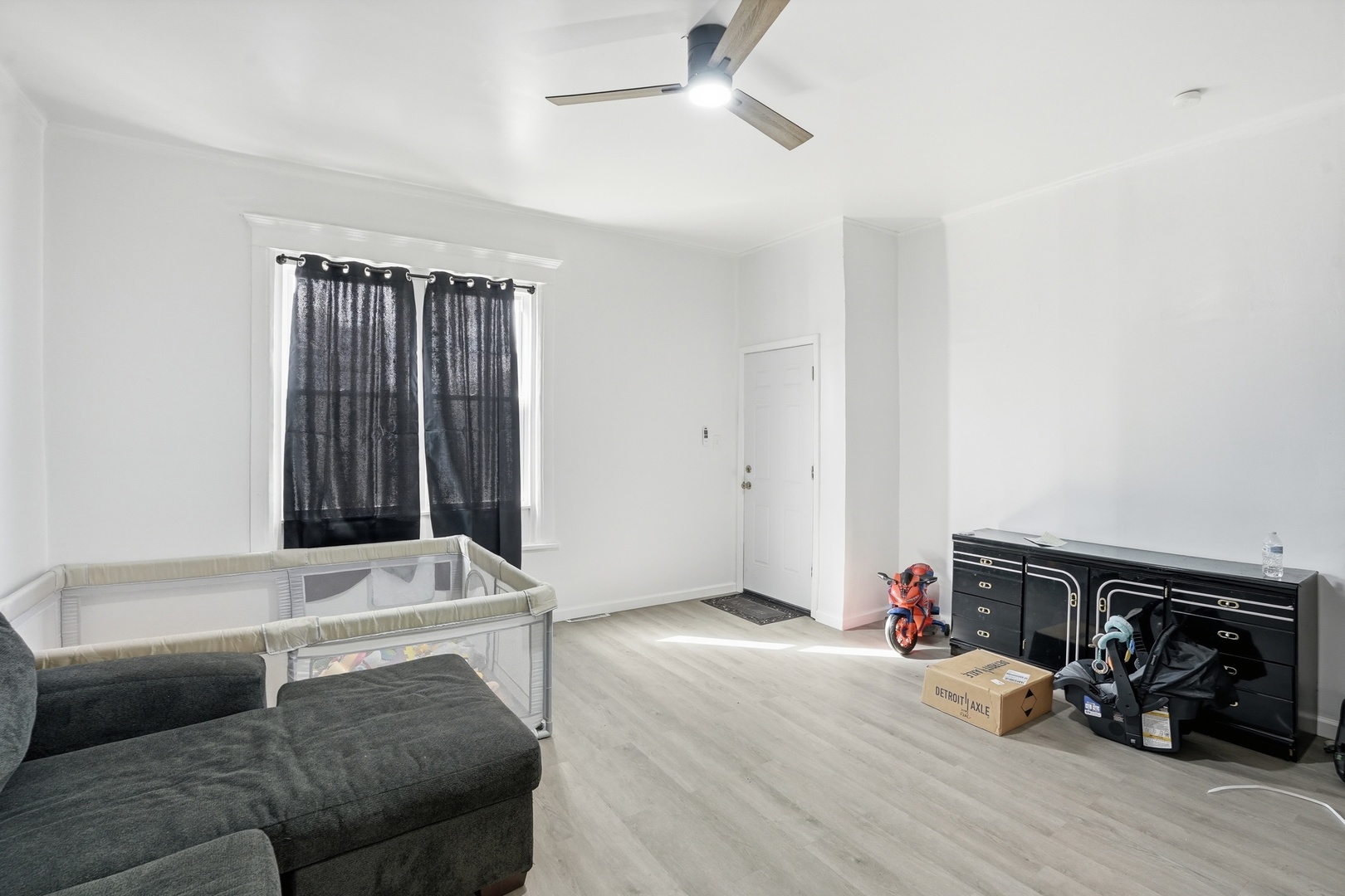 7923 South Lowe Avenue Chicago, IL 60620 - Photo 11 of 23 a living room with furniture and wooden floor
