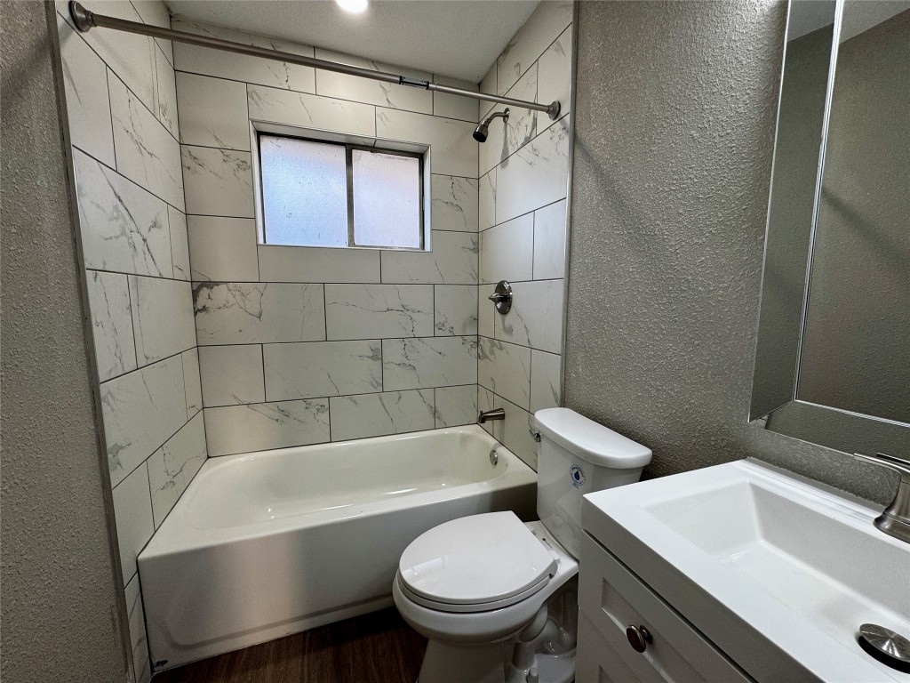 202 West N Loop Boulevard, Unit A Austin, TX 78751 - Photo 5 of 6 a bathroom with a sink and bathtub