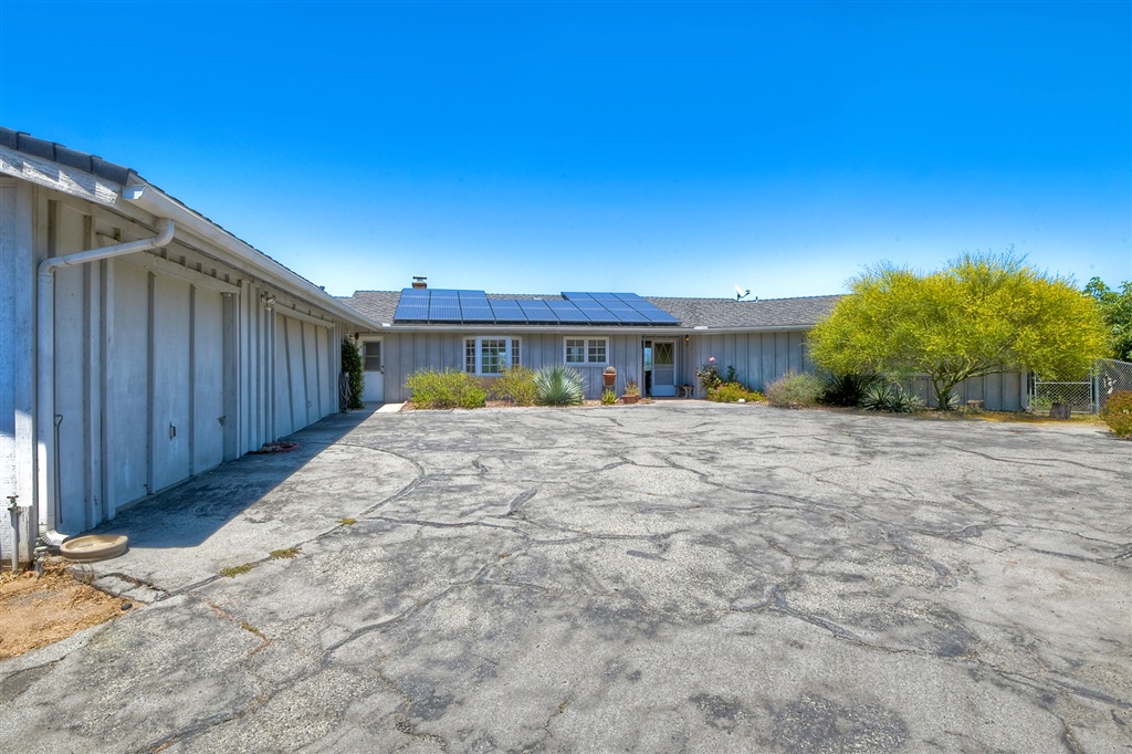 612 Rancho Camino Fallbrook, CA 92028 - Photo 2 of 25