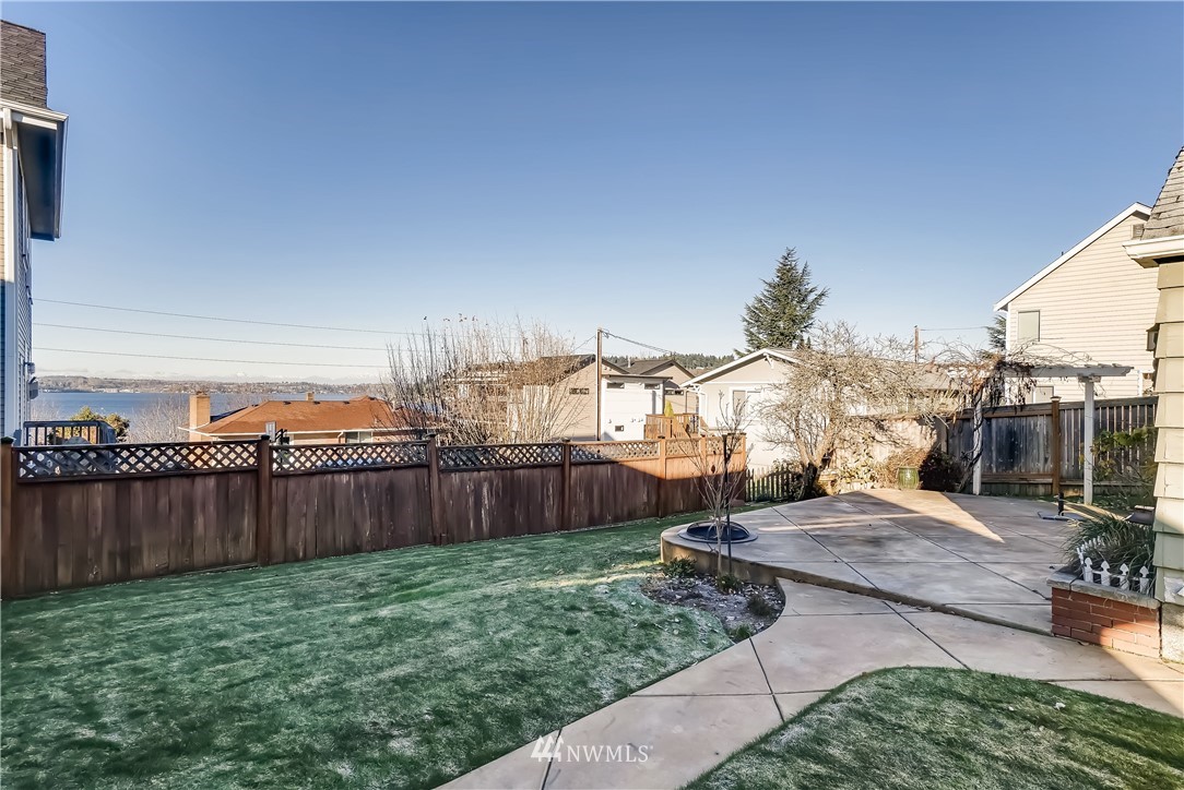 718 North 30th Street Renton, WA 98056 - Photo 3 of 21 a view of a backyard