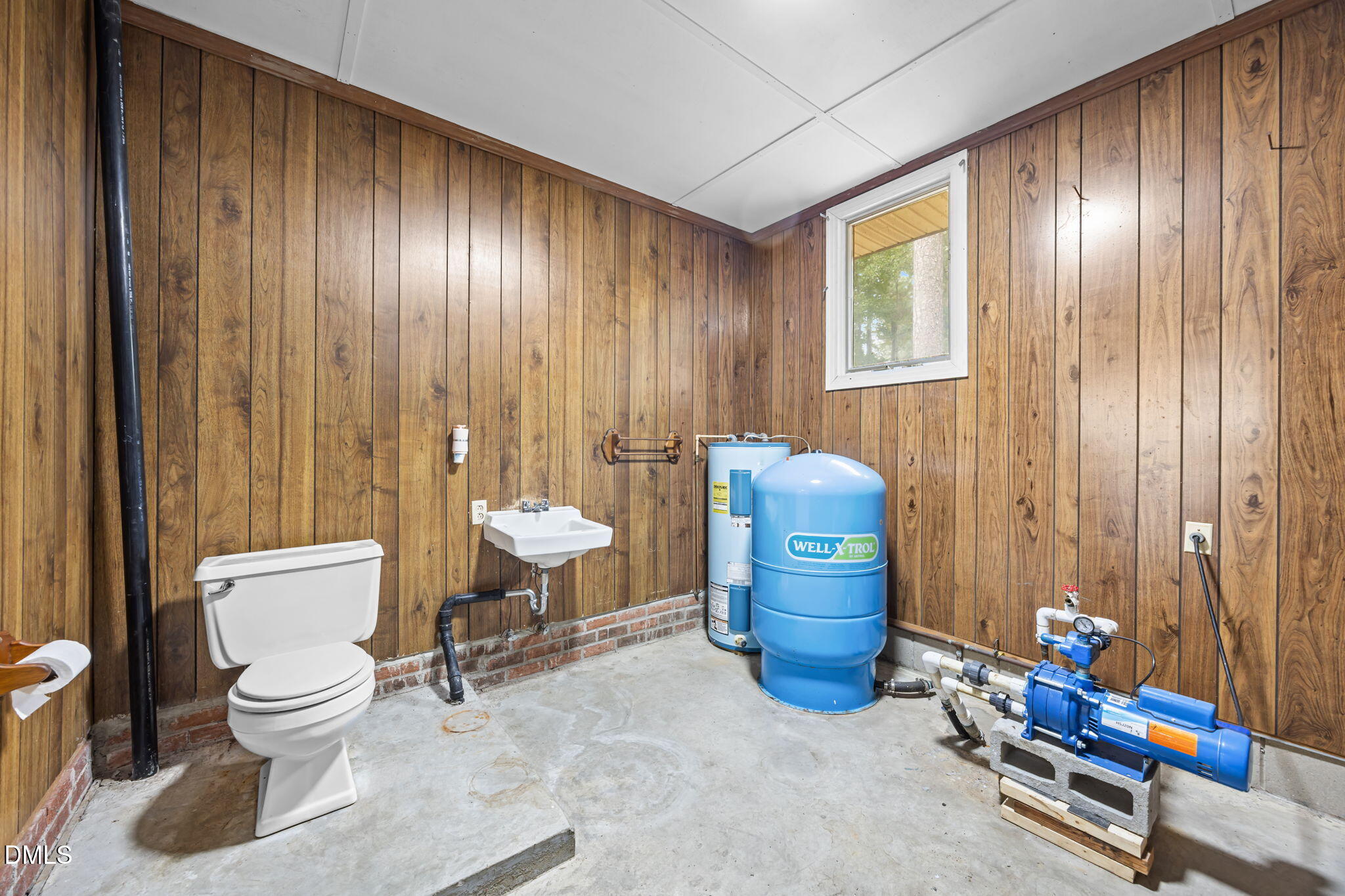 1341 Bear Trap Road Williamston, NC 27892 - Photo 30 of 42 a living room with furniture a lamp and a window