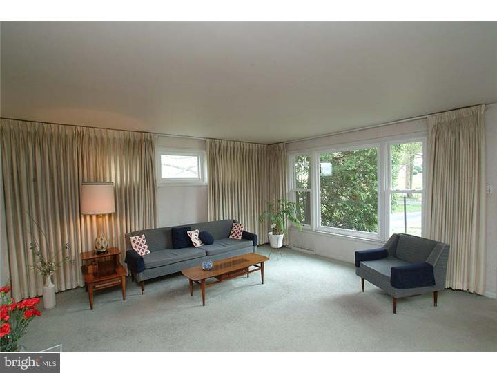 438 Robin Hill Road Wayne, PA 19087 - Photo 4 of 25 Living Room