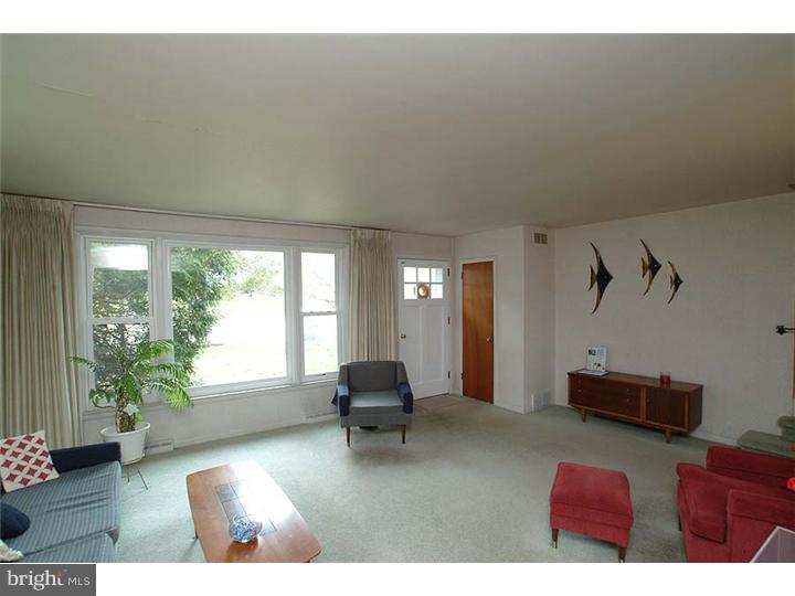 438 Robin Hill Road Wayne, PA 19087 - Photo 5 of 25 Living Room