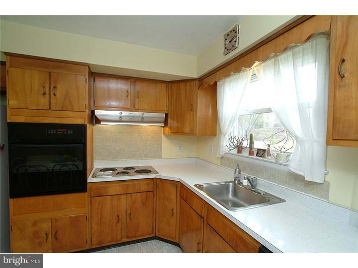 438 Robin Hill Road Wayne, PA 19087 - Photo 8 of 25 Kitchen