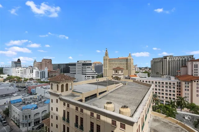a close up view of a washer and dryer