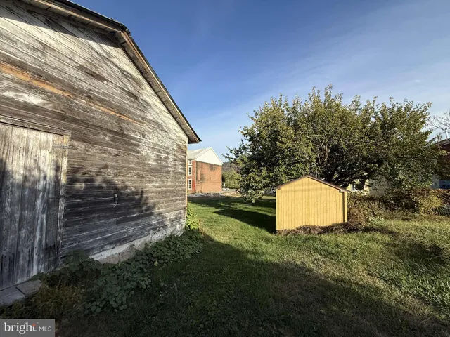 a view of a backyard