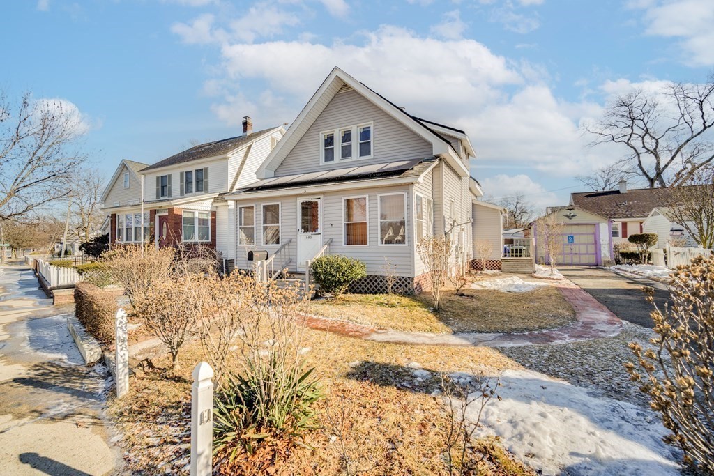 983 Carew Street Springfield, MA 01104 - Photo 3 of 24 Gallery Image 3