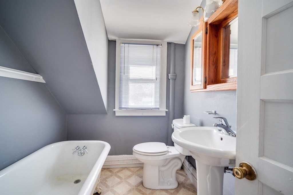 983 Carew Street Springfield, MA 01104 - Photo 10 of 24 Gallery Image 10