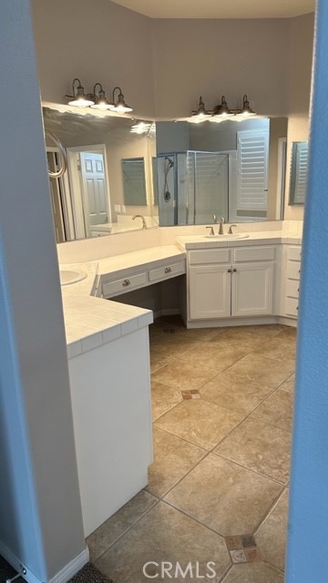 811 Inverlochy Drive Fallbrook, CA 92028 - Photo 21 of 31 a bathroom with a sink a mirror and a bathtub