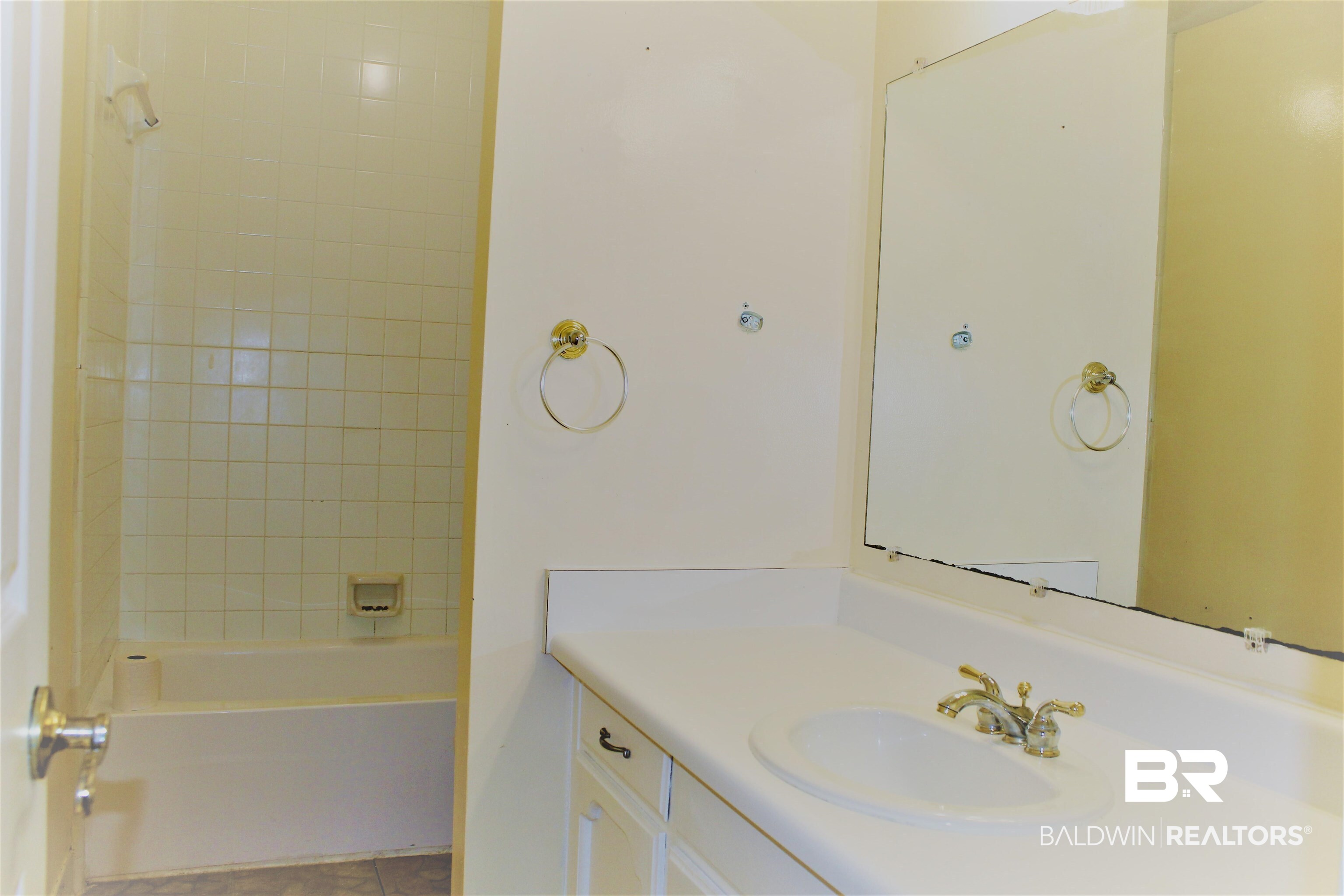 4251 Schillinger Road South Mobile, AL 36619 - Photo 12 of 38 Hall Bathroom