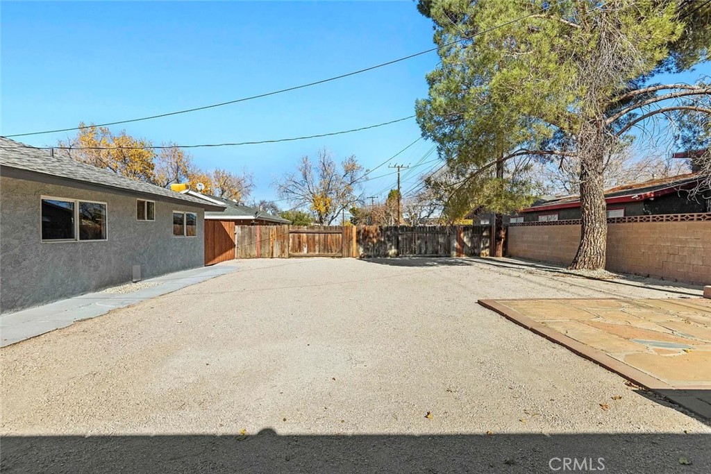 44532 Andale Avenue Lancaster, CA 93535 - Photo 5 of 21 a view of a house with a snow