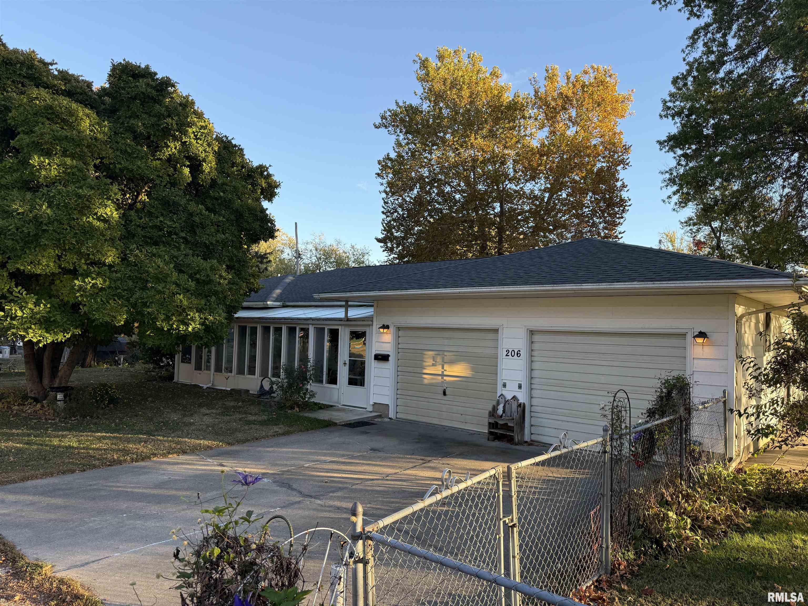 206 North Robinson Street Lewistown, IL 61542 - Photo 2 of 26