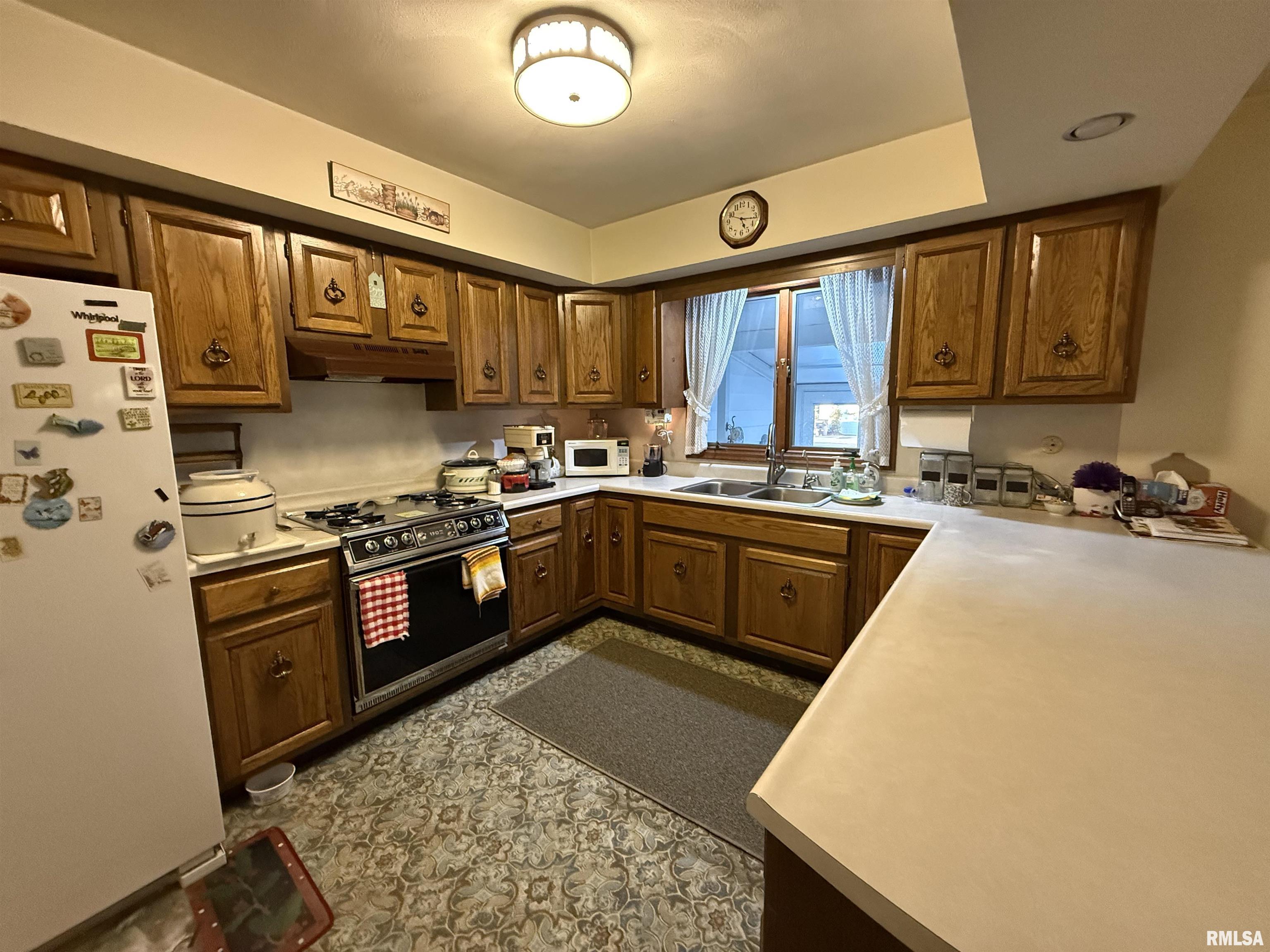 206 North Robinson Street Lewistown, IL 61542 - Photo 5 of 26