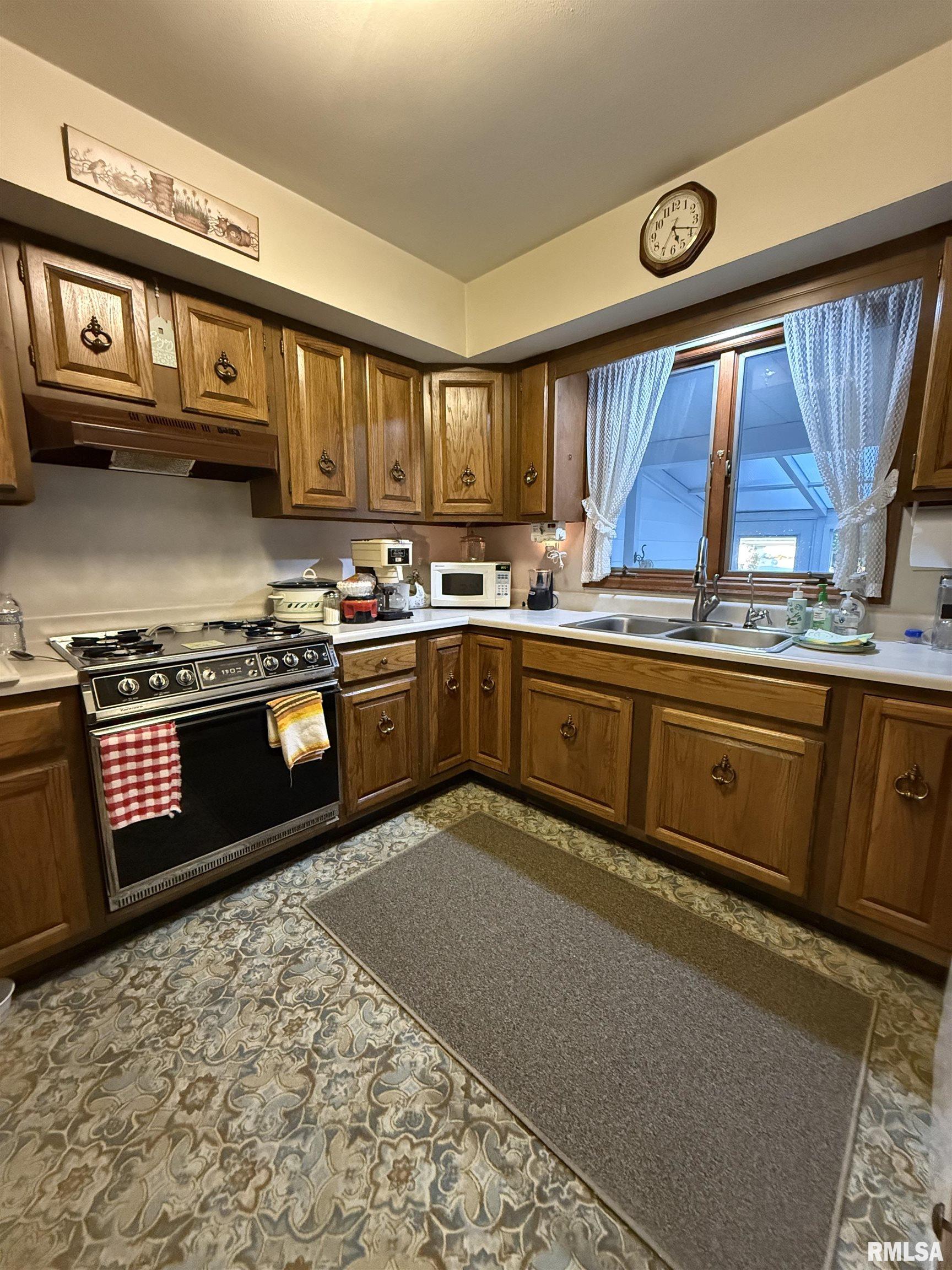 206 North Robinson Street Lewistown, IL 61542 - Photo 9 of 26