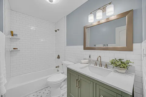 $379,000 | 18462 Dixie Highway, Homewood, IL 60430