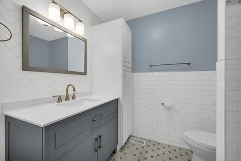 $379,000 | 18462 Dixie Highway, Homewood, IL 60430