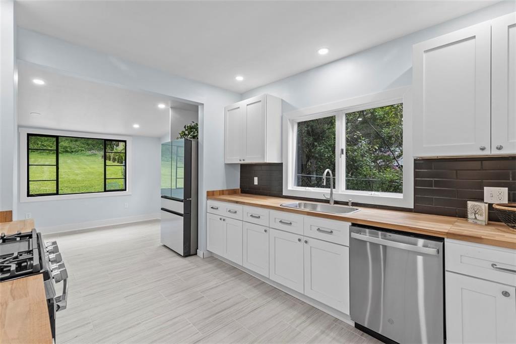 234 Navajo Road Pittsburgh, PA 15241 - Photo 10 of 34 The updated kitchen includes a breakfast room that overlooks the expansive backyard.