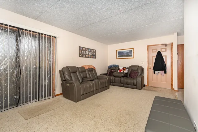 $175,000 | 1472 Rock Run Drive, Unit 1B, Crest Hill, IL 60403