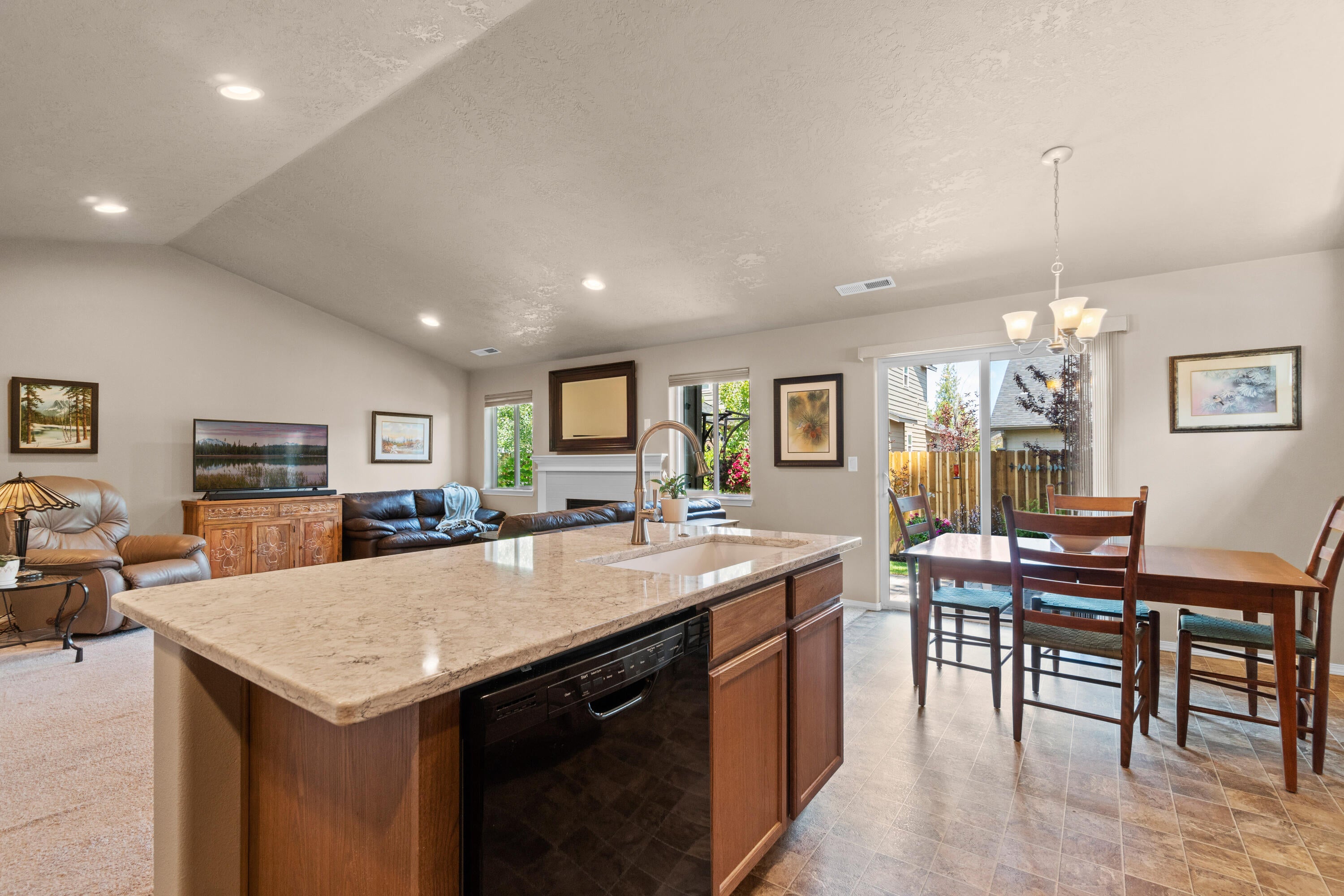 452 North Village Meadows Road Sisters, OR 97759 - Photo 4 of 27 DSC04404