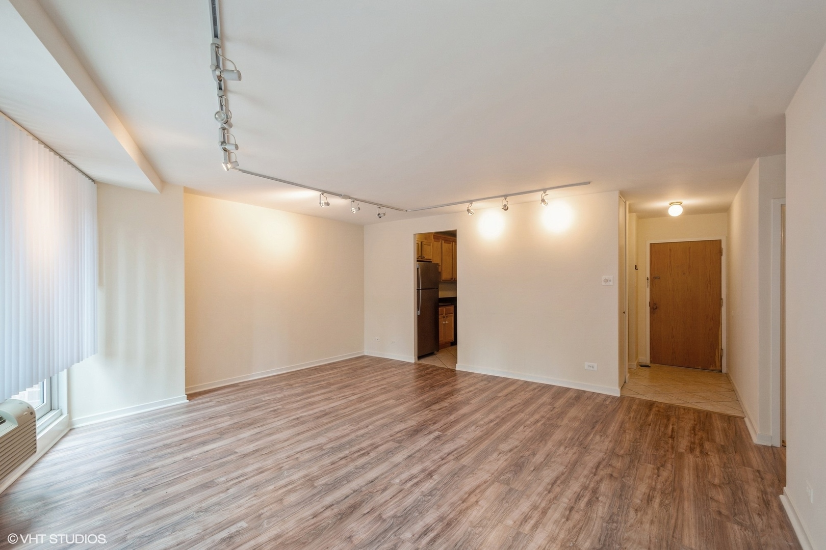 211 East Ohio Street, Unit 716 Chicago, IL 60611 - Photo 4 of 23