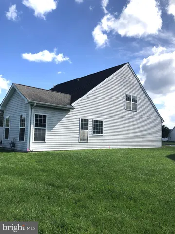 a view of a house with backyard
