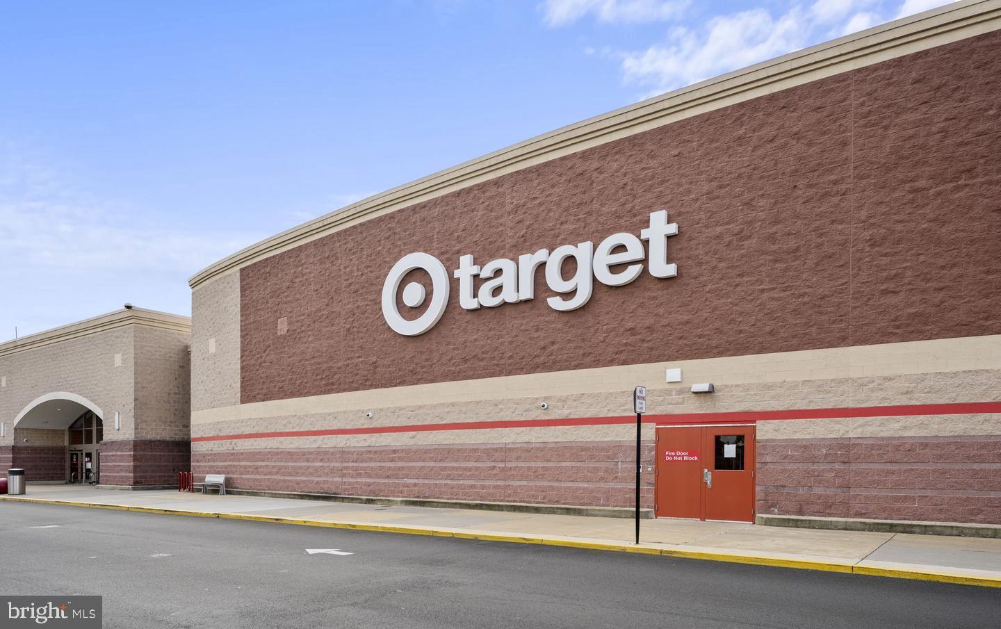 14190 Gypsum Loop Chantilly, VA 20151 - Photo 33 of 38 Target Fair Lakes