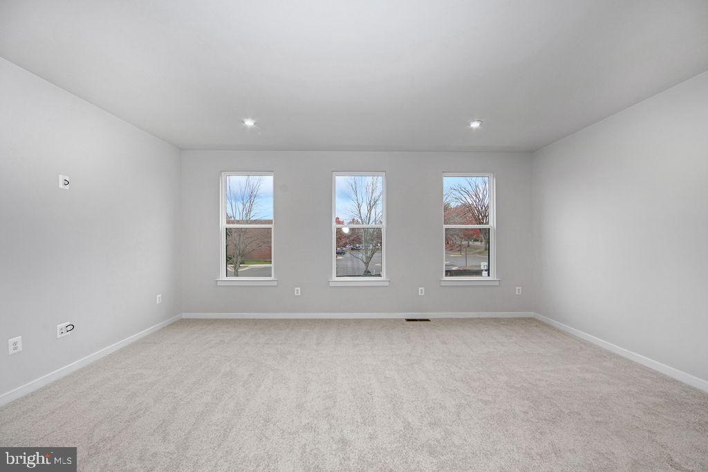 14190 Gypsum Loop Chantilly, VA 20151 - Photo 10 of 38 Family Room