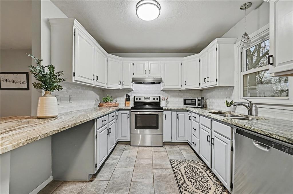 10009 East 68th Street Raytown, MO 64133 - Photo 3 of 20