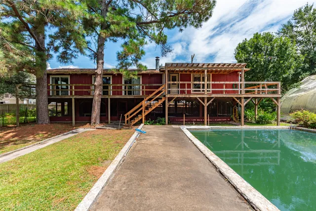 a view of a house with a backyard