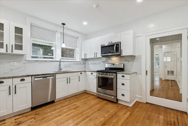 $2,250 | 6724 North Campbell Avenue, Unit 1, Chicago, IL 60645