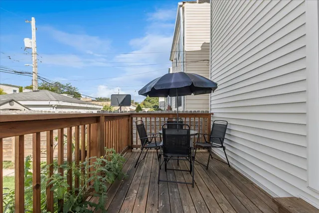 $2,250 | 6724 North Campbell Avenue, Unit 1, Chicago, IL 60645