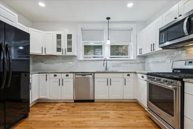 $2,250 | 6724 North Campbell Avenue, Unit 1, Chicago, IL 60645