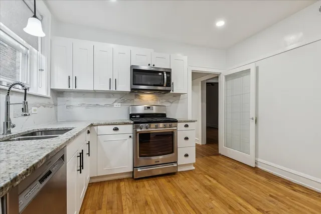 $2,250 | 6724 North Campbell Avenue, Unit 1, Chicago, IL 60645