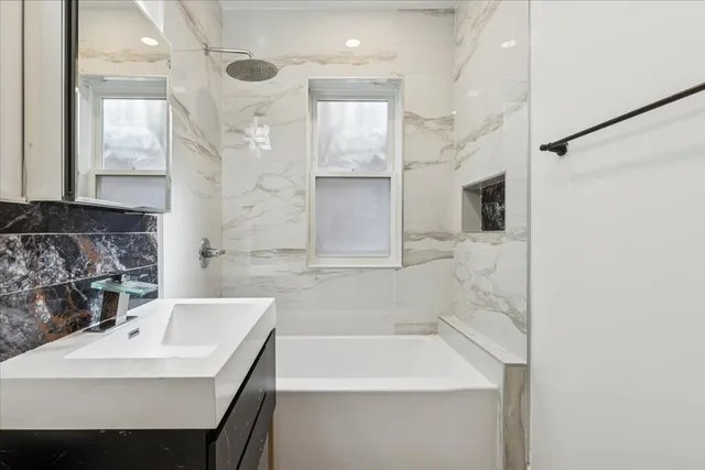 $2,250 | 6724 North Campbell Avenue, Unit 1, Chicago, IL 60645