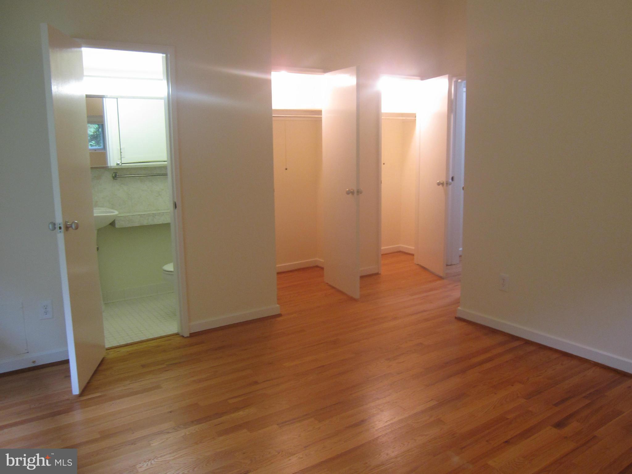 6653 Old Chesterbrook Road McLean, VA 22101 - Photo 16 of 30 MBR showing full bath and two closets