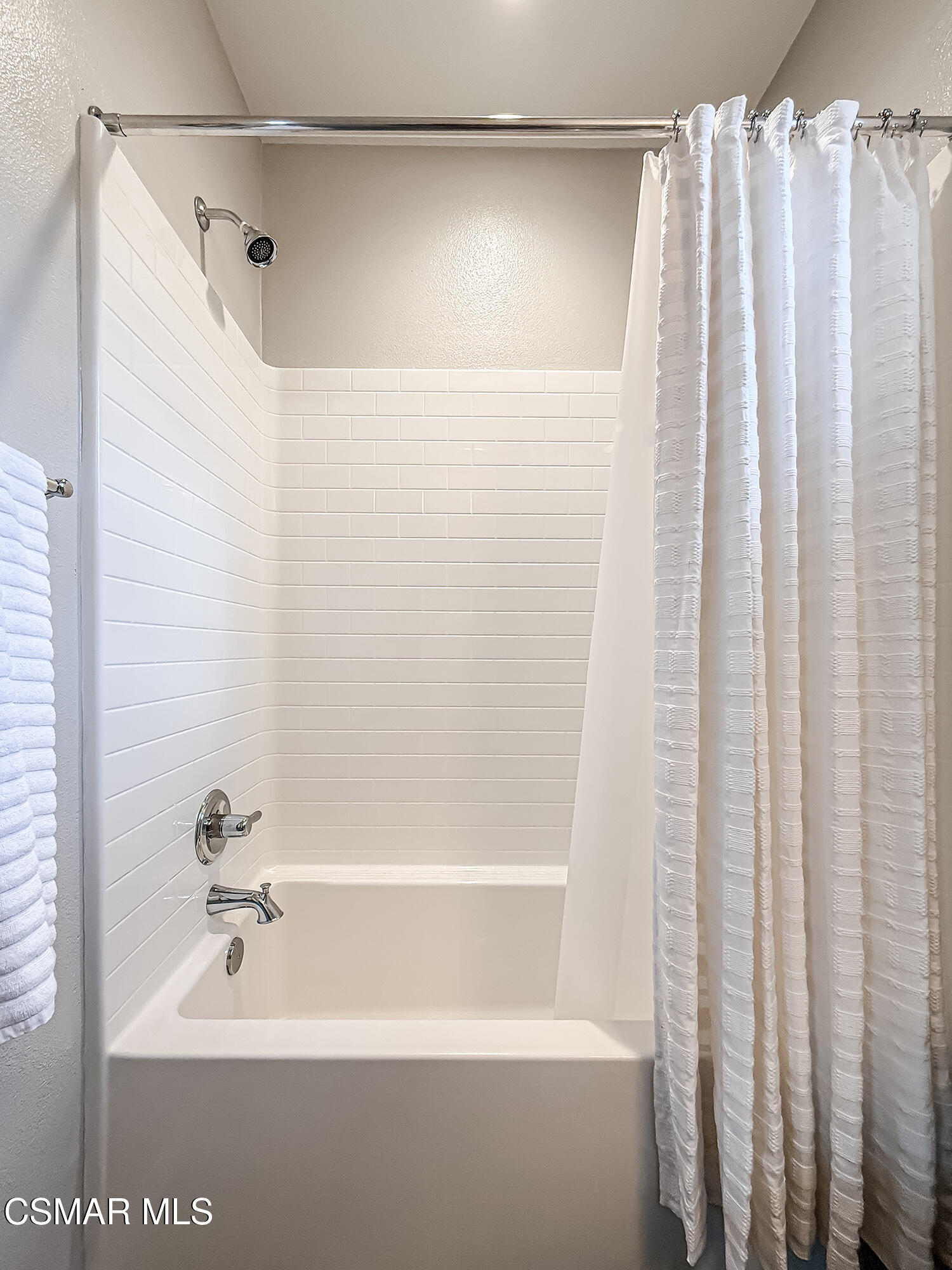 230 Stonegate Road Camarillo, CA 93010 - Photo 34 of 43 hBedroom2 Ensuite6