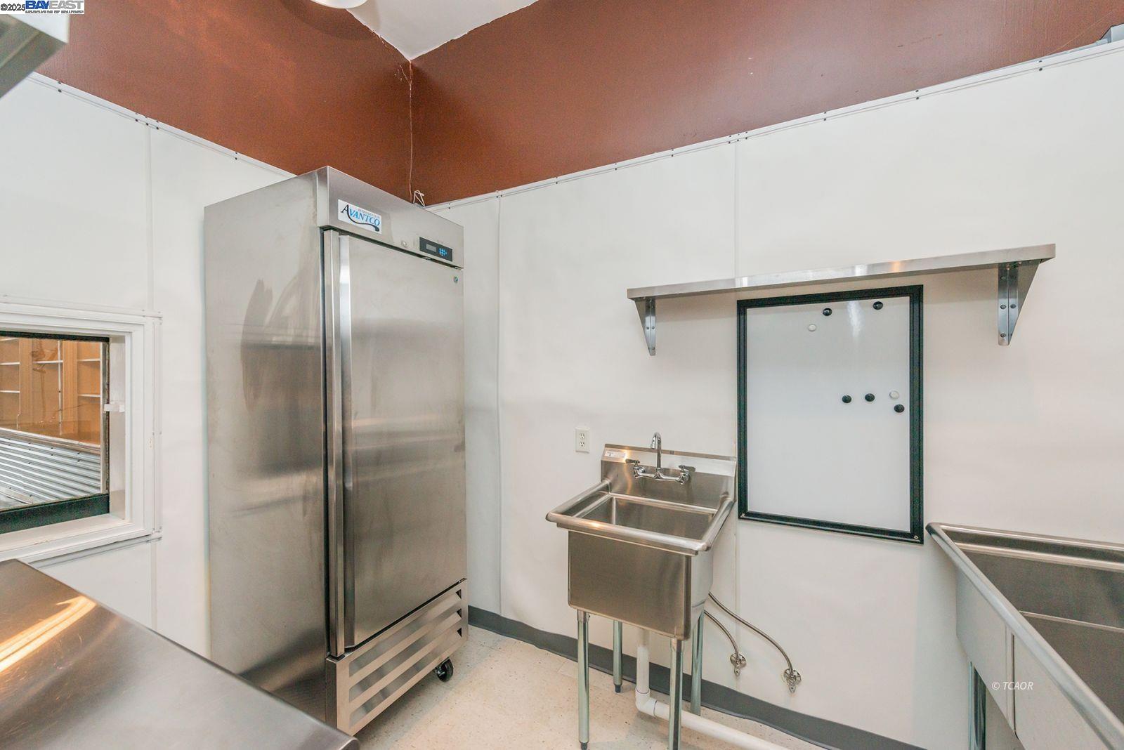 515 Main Street Weaverville, CA 96093 - Photo 4 of 36 a room with table and chairs