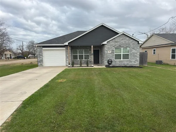 $210,000 | 201 East 6th Street, McGregor, TX 76657