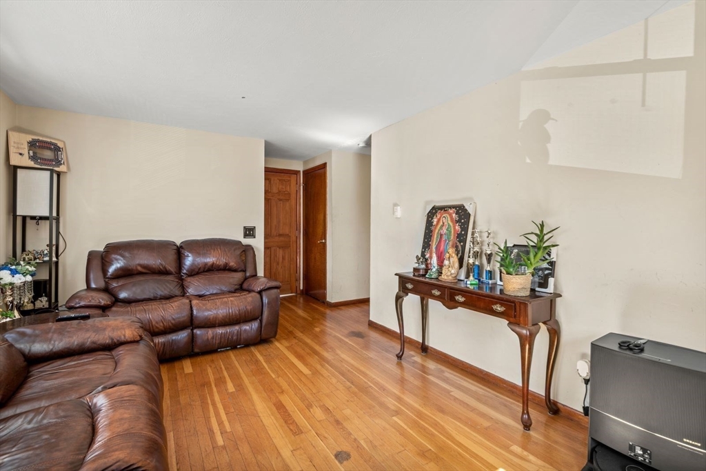 48 Hardwick Terrace Boston, MA 02135 - Photo 4 of 32 a living room with furniture